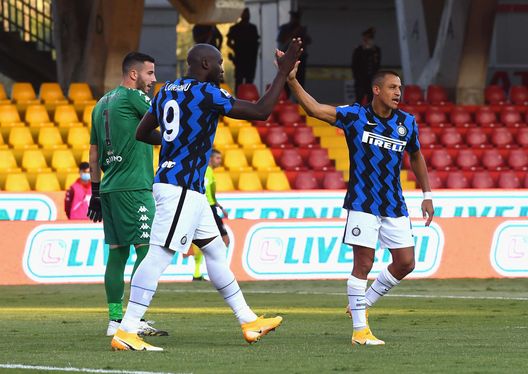 BENEVENTO, ITALY - SEPTEMBER 30: Romelu Lukaku of FC Internazionale celebrates with Alexis Sanchez after scoring the opening goal during the Serie A match between Benevento Calcio and FC Internazionale at Stadio Ciro Vigorito on September 30, 2020 in Benevento, Italy. (Photo by Claudio Villa - Inter/Inter via Getty Images) BENEVENTO, ITALY - SEPTEMBER 30: Romelu Lukaku of FC Internazionale celebrates with Alexis Sanchez after scoring the opening goal during the Serie A match between Benevento Calcio and FC Internazionale at Stadio Ciro Vigorito on September 30, 2020 in Benevento, Italy. (Photo by Claudio Villa - Inter/Inter via Getty Images)