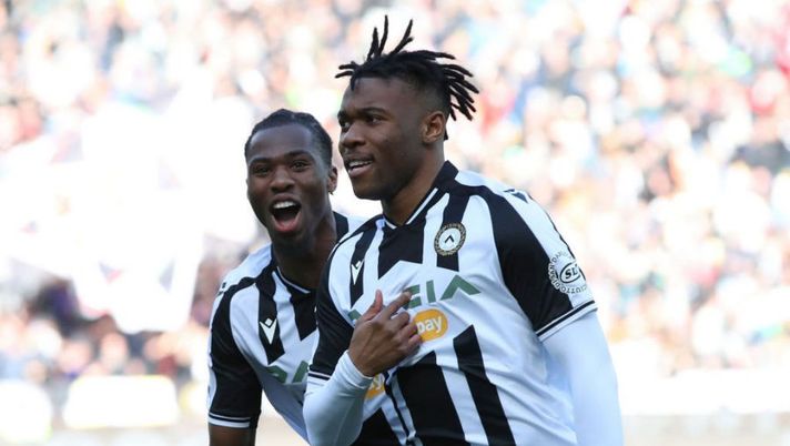 UDINE, ITALY - FEBRUARY 12: Destiny Udogie of Udinese celebrates scoring a goal with Kingsley Ehizibue during the Serie A match between Udinese Calcio and US Sassuolo at Dacia Arena on February 12, 2023 in Udine, Italy. (Photo by Timothy Rogers/Getty Images) Voti fantacalcio: Udogie come Bijol e Frattesi, bene Laurienté! Bocciato Becao - immagine 1