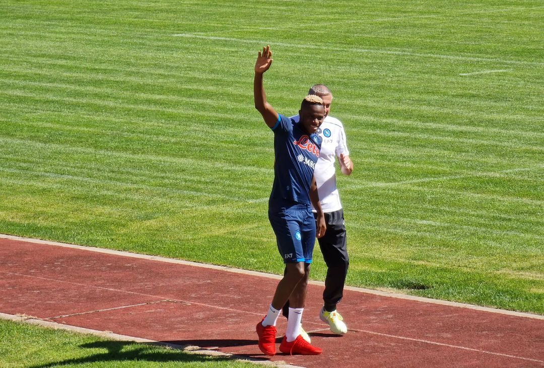 FOTO L’arrivo al campo d’allenamento di Osimhen: saluti e sorrisi per il nigeriano- immagine 1