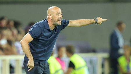 FLORENCE, ITALY - AUGUST 28: Vincenzo Italiano manager of ACF Fiorentina gestures during the Serie A match between ACF Fiorentina and SSC Napoli at Stadio Artemio Franchi on August 28, 2022 in Florence, Italy. (Photo by Gabriele Maltinti/Getty Images)