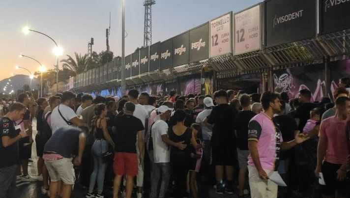 Palermo-Reggiana, tornelli chiusi e lunghe file per entrare al “Renzo Barbera”  Palermo-Reggiana, tornelli chiusi e lunghe file per entrare al “Renzo Barbera” - immagine 1