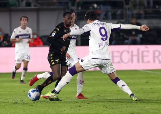 VENICE, ITALY - OCTOBER 18: Ridgeciano Haps of Venezia competes for the ball with Dusan Vlahovic of Fiorentina during the Serie A match between Venezia FC and ACF Fiorentina at Stadio Pier Luigi Penzo on October 18, 2021 in Venice, Italy. (Photo by Maurizio Lagana/Getty Images) VENICE, ITALY - OCTOBER 18: Ridgeciano Haps of Venezia competes for the ball with Dusan Vlahovic of Fiorentina during the Serie A match between Venezia FC and ACF Fiorentina at Stadio Pier Luigi Penzo on October 18, 2021 in Venice, Italy. (Photo by Maurizio Lagana/Getty Images)