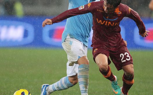 Stephan Radu e Ivan Piris a duello in un derby di Roma Stephan Radu e Ivan Piris a duello in un derby di Roma