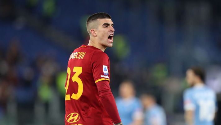 ROME, ITALY - MARCH 20: Gianluca Mancini of AS Roma reacts during the Serie A match between AS Roma and SS Lazio at Stadio Olimpico on March 20, 2022 in Rome, Italy. (Photo by Paolo Bruno/Getty Images) Roma, Mancini ‘nella sua versione Dr. Jekill’: cosa c’è dietro il 7,5 in pagella per Gazzetta - immagine 1
