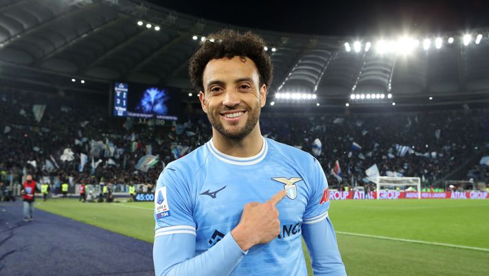 ROME, ITALY - APRIL 08: Felipe Anderson of SS Lazio celebrates victory after the Serie A match between SS Lazio and Juventus at Stadio Olimpico on April 08, 2023 in Rome, Italy. (Photo by Paolo Bruno/Getty Images)  Lazio, le ultime sulla formazione: Lazzari in pole e cosa filtra su Felipe Anderson - immagine 1