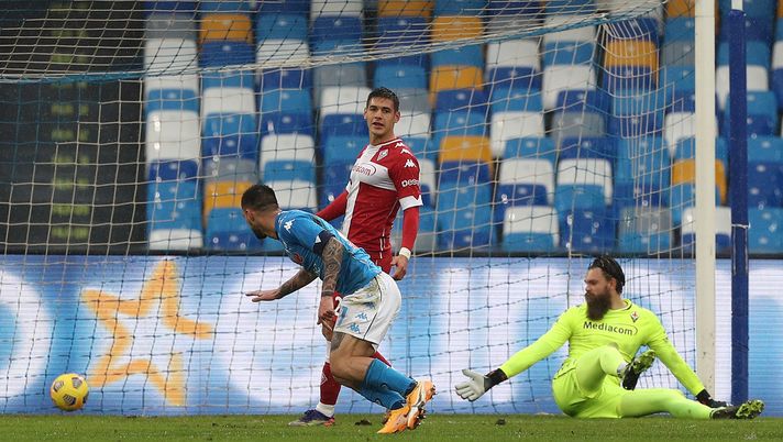 NAPLES, ITALY - JANUARY 17: Matteo Politano of S.S.C. Napoli scores their team's sixth goal past Bartlomiej Dragowski of ACF Fiorentina during the Serie A match between SSC Napoli and ACF Fiorentina at Stadio Diego Armando Maradona on January 17, 2021 in Naples, Italy. Sporting stadiums around Italy remain under strict restrictions due to the Coronavirus Pandemic as Government social distancing laws prohibit fans inside venues resulting in games being played behind closed doors. (Photo by Francesco Pecoraro/Getty Images) NAPLES, ITALY - JANUARY 17: Matteo Politano of S.S.C. Napoli scores their team's sixth goal past Bartlomiej Dragowski of ACF Fiorentina during the Serie A match between SSC Napoli and ACF Fiorentina at Stadio Diego Armando Maradona on January 17, 2021 in Naples, Italy. Sporting stadiums around Italy remain under strict restrictions due to the Coronavirus Pandemic as Government social distancing laws prohibit fans inside venues resulting in games being played behind closed doors. (Photo by Francesco Pecoraro/Getty Images)