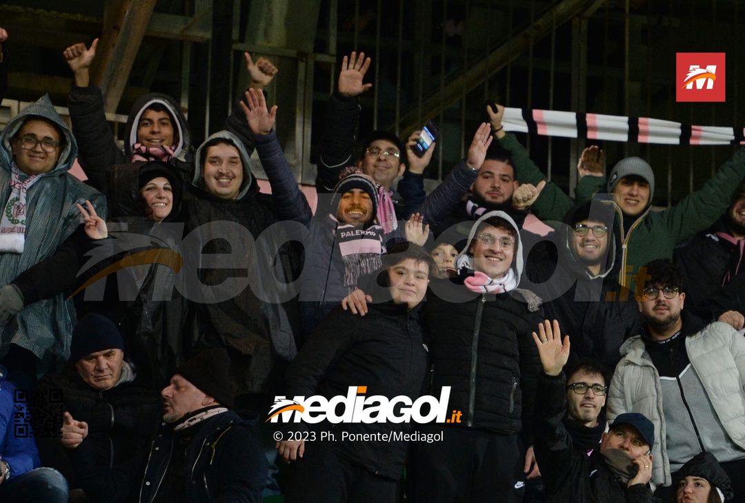 FOTOTIFO Palermo-Ternana 0-0, gli scatti ai tifosi al “Renzo Barbera” (Gallery) - immagine 45