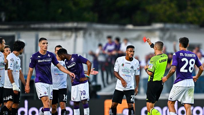 Moviola: clamoroso il fallo non visto di Nikolaou, no rigore tra Quarta e Nzola - immagine 1