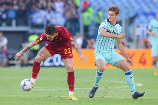 ROME, ITALY - SEPTEMBER 18: Nicolò Zaniolo of AS Roma and Giorgio Scalvini of Atalanta BC comete for the ball during the Serie A match between AS Roma and Atalanta BC at Stadio Olimpico on September 18, 2022 in Rome, Italy. (Photo by Fabio Rossi/AS Roma via Getty Images) Scalvini: “I giovani possono essere il futuro ma anche il presente del calcio” - immagine 1
