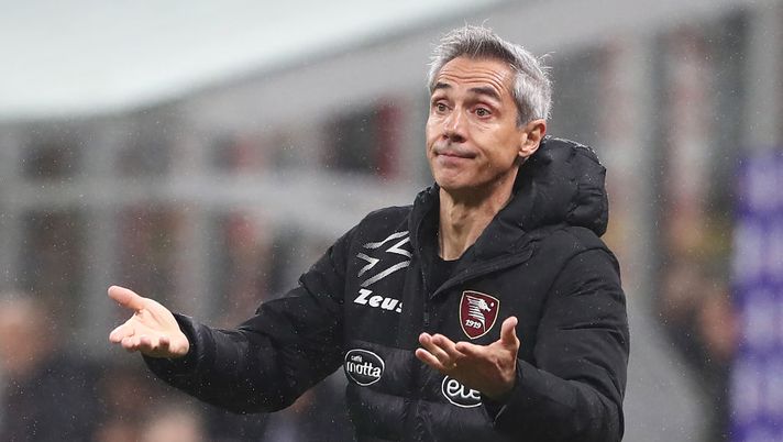 MILAN, ITALY - MARCH 13: Paulo Sousa, Manager of Salernitana, reacts during the Serie A match between AC Milan and Salernitana at Stadio Giuseppe Meazza on March 13, 2023 in Milan, Italy. (Photo by Marco Luzzani/Getty Images) CorSport: “Incontro lampo De Laurentiis-Sousa, è arrivato in segreto dal Portogallo” - immagine 1