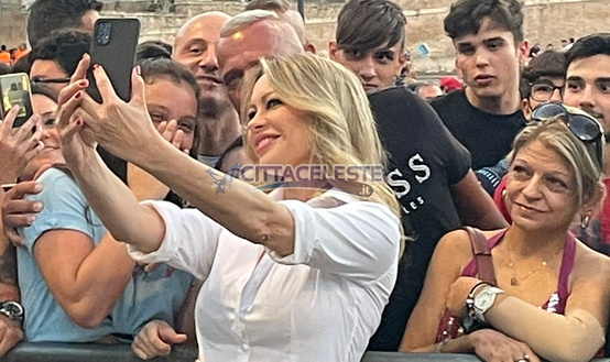 Anna Falchi posa con alcuni tifosi Anna Falchi posa con alcuni tifosi