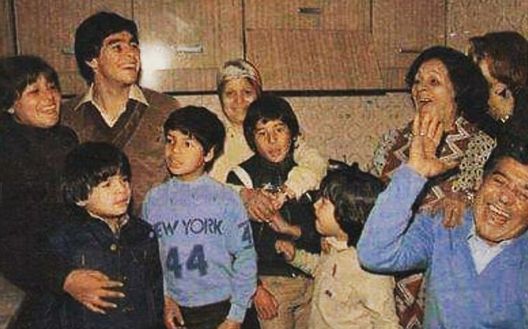 I 18 anni festeggiati da Diego a La Paternal I 18 anni festeggiati da Diego a La Paternal