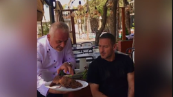 VIDEO – Totti e l’aragosta a Tirana, lo sketch è da ridere: “Ma è viva?”
