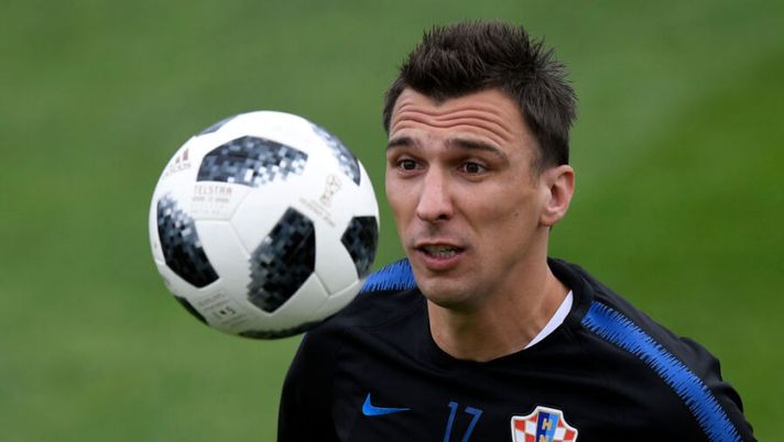 Croatia's forward Mario Mandzukic takes part in a training session at the Roschino Arena, outside Saint Petersburg, on June 29, 2018, during the Russia 2018 World Cup football tournament. (Photo by GABRIEL BOUYS / AFP) (Photo credit should read GABRIEL BOUYS/AFP via Getty Images) Di Marzio: “Mandzukic a sorpresa può tornare in Italia subito, già si tratta per il croato” - immagine 1