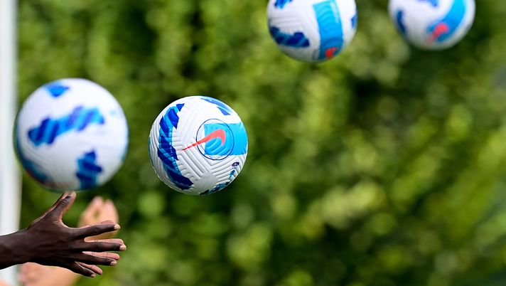 COMO, ITALY - JULY 29: The Nike ball of Serie A during the FC Internazionale training session at the club's training ground Suning Training Center at Appiano Gentile on July 29, 2021 in Como, Italy. (Photo by Mattia Ozbot - Inter/Inter via Getty Images) 