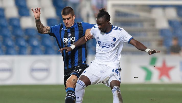 REGGIO NELL'EMILIA, ITALY - AUGUST 23: Gianluca Mancini (L) of Atalanta BC competes for the ball with Dame N Doye of FC Copenhagen during the UEFA Europa League Play-Off first leg match between Atalanta BC and FC Copenhagen at Mapei Stadium - Citta' del Tricolore on August 23, 2018 in Reggio nell'Emilia, Italy. (Photo by Emilio Andreoli/Getty Images) REGGIO NELL'EMILIA, ITALY - AUGUST 23: Gianluca Mancini (L) of Atalanta BC competes for the ball with Dame N Doye of FC Copenhagen during the UEFA Europa League Play-Off first leg match between Atalanta BC and FC Copenhagen at Mapei Stadium - Citta' del Tricolore on August 23, 2018 in Reggio nell'Emilia, Italy. (Photo by Emilio Andreoli/Getty Images)