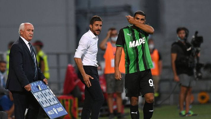 REGGIO NELL'EMILIA, ITALY - AUGUST 29: Alessio Dionisi head coach of US Sassuolo issues instructions to Gregoire Defrel of US Sassuolo during the Serie A match between US Sassuolo and UC Sampdoria at Mapei Stadium - Citta' del Tricolore on August 29, 2021 in Reggio nell'Emilia, Italy. (Photo by Alessandro Sabattini/Getty Images) REGGIO NELL'EMILIA, ITALY - AUGUST 29: Alessio Dionisi head coach of US Sassuolo issues instructions to Gregoire Defrel of US Sassuolo during the Serie A match between US Sassuolo and UC Sampdoria at Mapei Stadium - Citta' del Tricolore on August 29, 2021 in Reggio nell'Emilia, Italy. (Photo by Alessandro Sabattini/Getty Images)