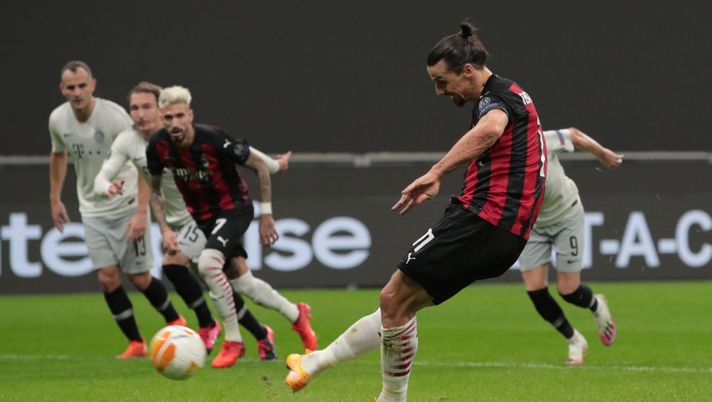 Zlatan Ibrahimovic calcia, e sbaglia, il rigore in Milan-Sparta Praga d'Europa League (credits: Getty Images) 