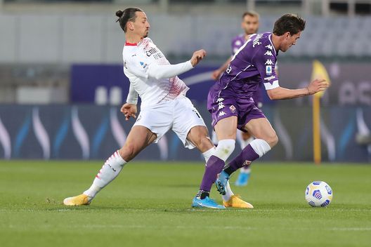 FLORENCE, ITALY - MARCH 21: Dusan Vlahovic of ACF Fiorentina battles for the ball with Zlatan Ibrahimovic of AC Milan during the Serie A match between ACF Fiorentina and AC Milan at Stadio Artemio Franchi on March 21, 2021 in Florence, Italy. (Photo by Gabriele Maltinti/Getty Images) FLORENCE, ITALY - MARCH 21: Dusan Vlahovic of ACF Fiorentina battles for the ball with Zlatan Ibrahimovic of AC Milan during the Serie A match between ACF Fiorentina and AC Milan at Stadio Artemio Franchi on March 21, 2021 in Florence, Italy. (Photo by Gabriele Maltinti/Getty Images)