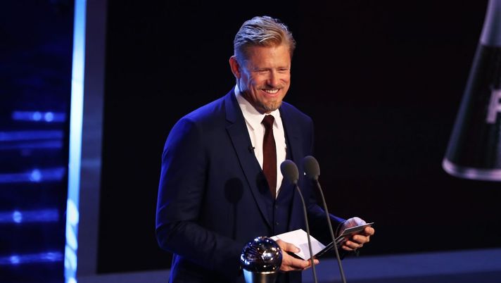 LONDON, ENGLAND - OCTOBER 23:  Peter Schmeichel presents The best Fifa goalkeeper during The Best FIFA Football Awards Show on October 23, 2017 in London, England.  (Photo by Michael Steele/Getty Images) 