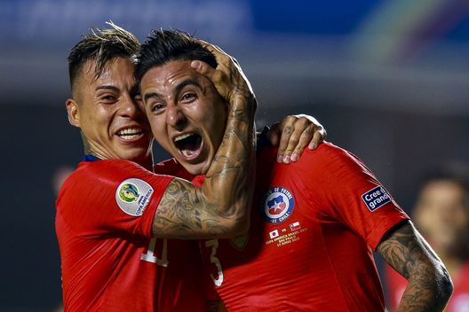 SAO PAULO, BRAZIL - JUNE 17: Erick Pulgar of Chile celebrates with teammate after scoring the first goal of his team during the Copa America Brazil 2019 group C match between Japan and Chile at Morumbi Stadium on June 17, 2019 in Sao Paulo, Brazil. (Photo by Alessandra Cabral/Getty Images) SAO PAULO, BRAZIL - JUNE 17: Erick Pulgar of Chile celebrates with teammate after scoring the first goal of his team during the Copa America Brazil 2019 group C match between Japan and Chile at Morumbi Stadium on June 17, 2019 in Sao Paulo, Brazil. (Photo by Alessandra Cabral/Getty Images)
