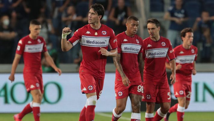 BERGAMO, ITALY - SEPTEMBER 11: Dusan Vlahovic of ACF Fiorentina celebrates after scoring the opening goal during the Serie A match between Atalanta BC and ACF Fiorentina at Gewiss Stadium on September 11, 2021 in Bergamo, Italy. (Photo by Emilio Andreoli/Getty Images) I voti ufficiali al fantacalcio: super Vlahovic! Malinovskyi quanto Zapata, disastro Maehle - immagine 1