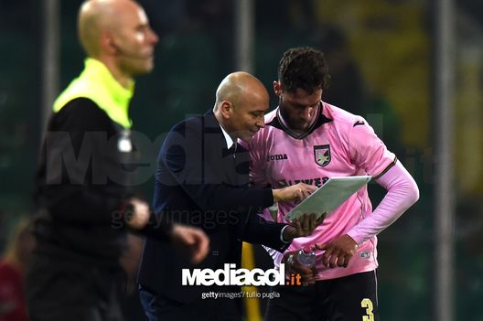 PALERMO, ITALY - DECEMBER 22:  Head coach Eugenio Corini of Palermo issues instructions to Andrea Rispoli during the Serie A match between US Citta di Palermo and Pescara Calcio at Stadio Renzo Barbera on December 22, 2016 in Palermo, Italy.  (Photo by Tullio M. Puglia/Getty Images) 