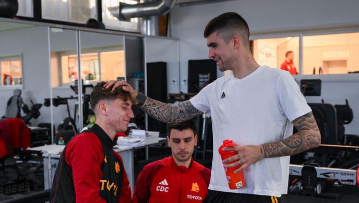 Roma, Mancini e l’esilarante modo di accogliere Baldanzi: “Toscanaccio” – VIDEO - immagine 1