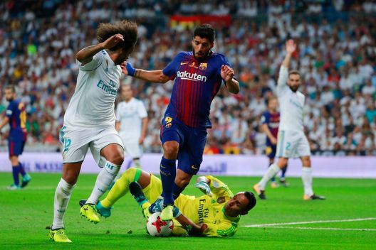 MADRID, SPAIN - AUGUST 16: Luis Suarez (2ndR) of FC Barcelona clashes with goalkeeper Keylor Navas (R) of Real Madrid CF as his teammate Marcelo (L) follows them during the Supercopa de Espana Final 2nd Leg match between Real Madrid and FC Barcelona at Estadio Santiago Bernabeu on August 16, 2017 in Madrid, Spain. (Photo by Gonzalo Arroyo Moreno/Getty Images) MADRID, SPAIN - AUGUST 16: Luis Suarez (2ndR) of FC Barcelona clashes with goalkeeper Keylor Navas (R) of Real Madrid CF as his teammate Marcelo (L) follows them during the Supercopa de Espana Final 2nd Leg match between Real Madrid and FC Barcelona at Estadio Santiago Bernabeu on August 16, 2017 in Madrid, Spain. (Photo by Gonzalo Arroyo Moreno/Getty Images)