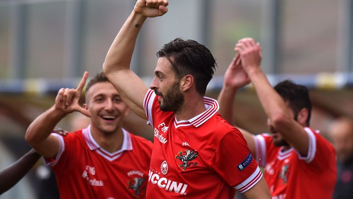 Verona, la gioia di Di Carmine: “Stagione complicata, noi bravi a compattarci. La Serie A? Un sogno, ecco a chi la dedichiamo” Verona, la gioia di Di Carmine: “Stagione complicata, noi bravi a compattarci. La Serie A? Un sogno, ecco a chi la dedichiamo”