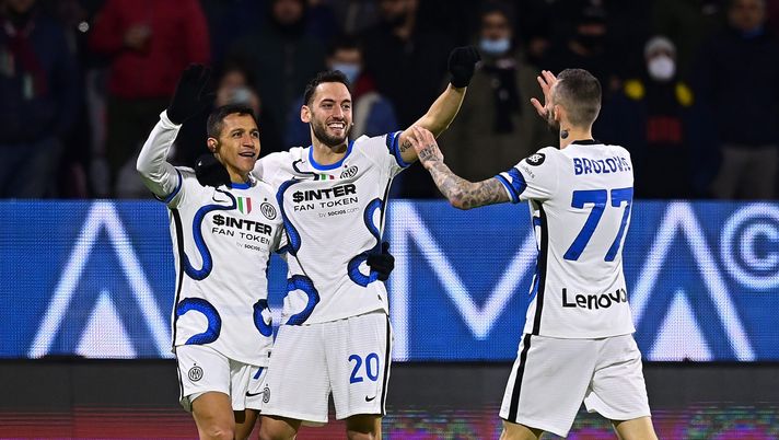 SALERNO, ITALY - DECEMBER 17: Alexis Sanchez of FC Internazionale celebrates with Hakan Calhanoglu and Marcelo Brozovic after scoring the goal during the Serie A match between US Salernitana and FC Internazionale at Stadio Arechi on December 17, 2021 in Salerno, Italy. (Photo by Mattia Ozbot - Inter/Inter via Getty Images ) Pagelle Salernitana – Inter 0-5: tanti bonus con la “manita” nerazzurra – Voti Fantacalcio - immagine 1