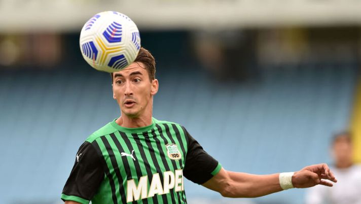 CESENA, ITALY - SEPTEMBER 27: Filip Duricic of US Sassuolo in action during the Serie A match between Spezia Calcio and US Sassuolo at Dino Manuzzi Stadium on September 27, 2020 in Cesena, Italy. (Photo by Giuseppe Bellini/Getty Images) Djuricic bocciato da Fantacalcio.it: ecco la spiegazione del voto in pagella - immagine 1
