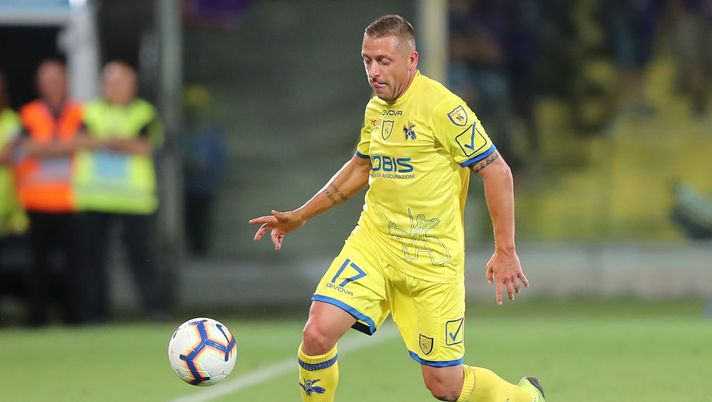 FLORENCE, ITALY - AUGUST 26: Emanuele Giaccherini of AC Chievo Verona in action during the serie A match between ACF Fiorentina and Chievo Verona at Stadio Artemio Franchi on August 26, 2018 in Florence, Italy. (Photo by Gabriele Maltinti/Getty Images) FLORENCE, ITALY - AUGUST 26: Emanuele Giaccherini of AC Chievo Verona in action during the serie A match between ACF Fiorentina and Chievo Verona at Stadio Artemio Franchi on August 26, 2018 in Florence, Italy. (Photo by Gabriele Maltinti/Getty Images)