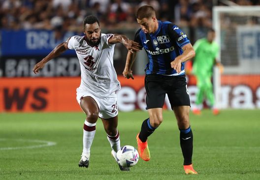 BERGAMO, ITALY - SEPTEMBER 01: Mario Pasalic (R) of Atalanta BC competes for the ball with Koffi Djidji (L) of Torino FC during the Serie A match between Atalanta BC and Torino FC at Gewiss Stadium on September 01, 2022 in Bergamo, Italy. (Photo by Marco Luzzani/Getty Images) Verso Torino-Lecce: dove vedere la gara in tv e in streaming- immagine 3