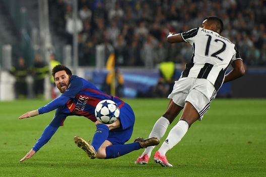 TURIN, ITALY - APRIL 11: Lionel Messi of Barcelona is challenged by Alex Sandro of Juventus during the UEFA Champions League Quarter Final first leg match between Juventus and FC Barcelona at Juventus Stadium on April 11, 2017 in Turin, Italy. (Photo by Mike Hewitt/Getty Images) TURIN, ITALY - APRIL 11: Lionel Messi of Barcelona is challenged by Alex Sandro of Juventus during the UEFA Champions League Quarter Final first leg match between Juventus and FC Barcelona at Juventus Stadium on April 11, 2017 in Turin, Italy. (Photo by Mike Hewitt/Getty Images)