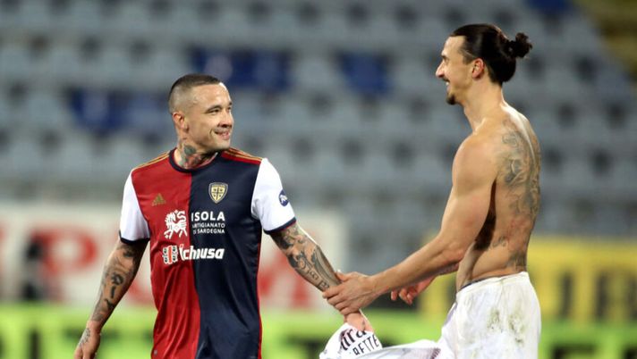 CAGLIARI, ITALY - JANUARY 18: Radja Nainggolan of Cagliari and Zlatan Ibrahimovic of Milan at the and of race during the Serie A match between Cagliari Calcio and AC Milan at Sardegna Arena on January 18, 2021 in Cagliari, Italy. (Photo by Enrico Locci/Getty Images) CHI GIOCA, CHI NO – Nainggolan, Eriksen, Immobile, Politano e l’attacco Juve: le novità - immagine 1