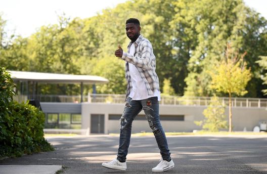 France's defender Samuel Umtiti arrives at the French national football team training base in Clairefontaine-en-Yvelines on September 2, 2019, as part of the team's preparation for the upcoming qualification Euro-2020 football matches. (Photo by FRANCK FIFE / AFP) (Photo credit should read FRANCK FIFE/AFP via Getty Images) Sticchi Damiani su Umtiti: “Lecce gli farà bene. Quando Corvino me lo ha proposto pensavo a una battuta…” - immagine 1