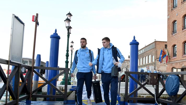 VENICE, ITALY - DECEMBER 22: Sergej Milinkovic Savic and Toma Basic of SS Lazio during the trasfer by boat to the stadium prior the Serie A match between Venezia FC and SS Lazio at Stadio Pier Luigi Penzo on December 22, 2021 in Venice, Italy. (Photo by Marco Rosi/Getty Images) VIDEO – La Lazio è a Firenze: domani la Fiorentina al ‘Franchi’ - immagine 1