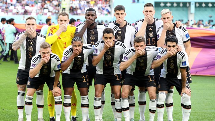 Getty Images Neuer e la fascia arcobaleno: la protesta della Germania nella foto di squadra - immagine 1