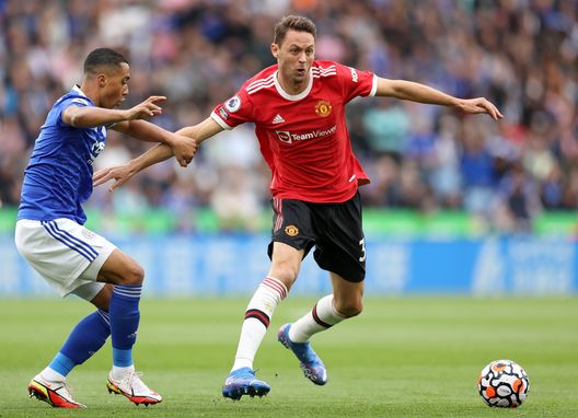 LEICESTER, ENGLAND - OCTOBER 16: Nemanja Matic of Manchester United is challenged by Youri Tielemans of Leicester City during the Premier League match between Leicester City and Manchester United at The King Power Stadium on October 16, 2021 in Leicester, England. (Photo by Alex Pantling/Getty Images) Matic, il calciatore che in Inghilterra non indossò il papavero sulla maglietta perché gli ricordava la guerra - immagine 1