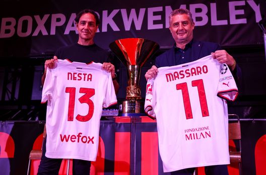 Milan, presenti duemila tifosi per la prima tappa del 'Trophy Tour' | News (getty images) Milan, presenti duemila tifosi per la prima tappa del 'Trophy Tour' | News (getty images)