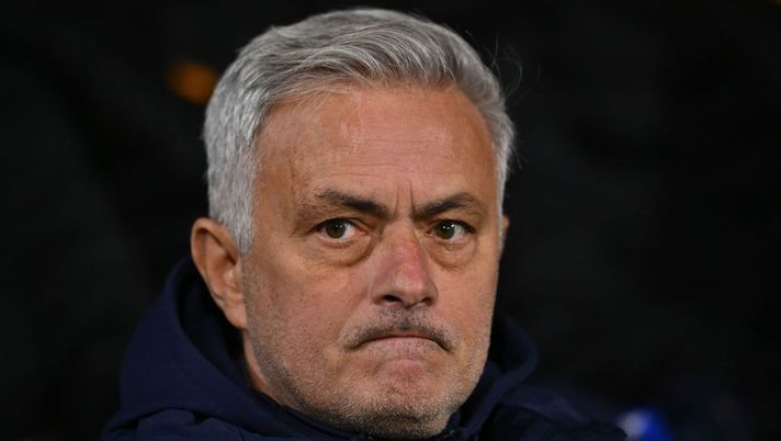 CREMONA, ITALY - FEBRUARY 28: Josè Mourinho head coach of AS Roma
looks on during the Serie A match between US Cremonese and AS Roma at Stadio Giovanni Zini on February 28, 2023 in Cremona, Italy. (Photo by Alessandro Sabattini/Getty Images) Mourinho: “Può fare più gol, ma voglio questo Abraham! Così vedo Belotti, Dybala…” - immagine 1