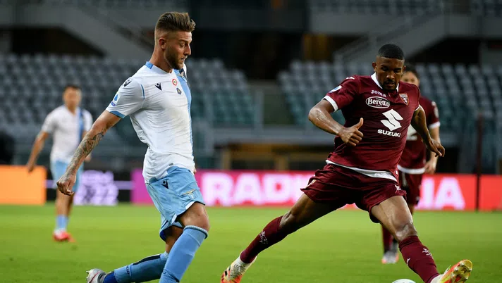 TURIN, ITALY - JUNE 30: Sergej Milinkovic Savic of SS Lazio compete for the ball with Gleison Bremer of Torino FC during the Serie A match between Torino FC and  SS Lazio at Stadio Olimpico di Torino on June 30, 2020 in Turin, Italy. (Photo by Marco Rosi - SS Lazio/Getty Images)
