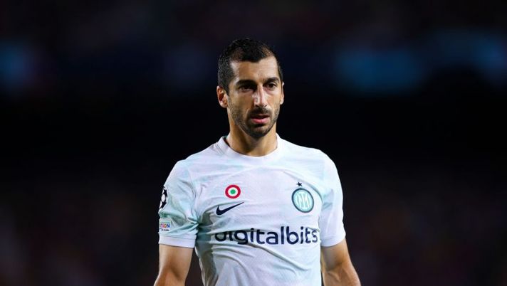 BARCELONA, SPAIN - OCTOBER 12: Henrikh Mkhitaryan of FC Internazionale looks on during the UEFA Champions League group C match between FC Barcelona and FC Internazionale at Spotify Camp Nou on October 12, 2022 in Barcelona, Spain. (Photo by Eric Alonso/Getty Images) Inter, le condizioni di Mkhitaryan non preoccupano: le ultime verso il Napoli - immagine 1