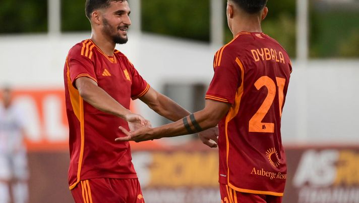 ALBUFEIRA, PORTUGAL - JULY 29: AS Roma players Houssem Aouar and paulo Dybala celebrate during the pre-season friendly match between AS Roma and Estrela Amadora at Estadio Municipal de Albufeira on July 29, 2023 in Albufeira, Portugal. (Photo by Luciano Rossi/AS Roma via Getty Images) Roma, a Lecce con un Dybala in forse e un Aouar in più. Smalling e Sanches in gruppo - immagine 1