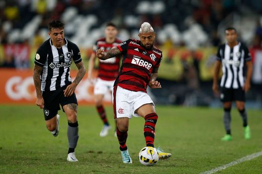 (Photo by Wagner Meier/Getty Images) Derby carioca, Vidal decide il Classico da Rivalidade per il Flamengo- immagine 2