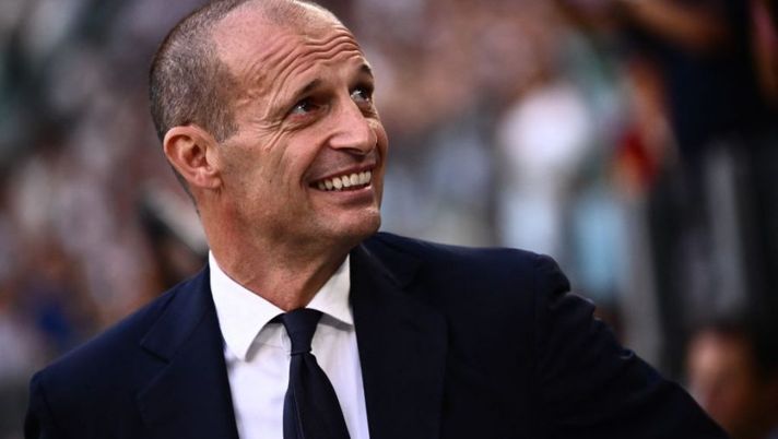 Juventus' Italian coach Massimiliano Allegri looks on prior to the Italian Serie A football match between Juventus and AS Roma on August 27, 2022 at the Juventus stadium in Turin. (Photo by Marco BERTORELLO / AFP) (Photo by MARCO BERTORELLO/AFP via Getty Images) Allegri: “Come sta Milik, cosa filtra sulle sue condizioni! Bonucci, Rabiot e Kostic…” - immagine 1