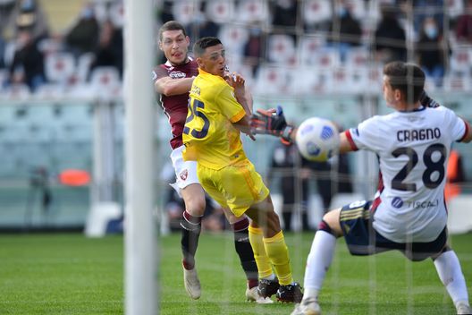 TURIN, ITALY - OCTOBER 18: Andrea Belotti (C) of Torino FC scores a goal during the Serie A match between Torino FC and Cagliari Calcio at Stadio Olimpico di Torino on October 18, 2020 in Turin, Italy. (Photo by Valerio Pennicino/Getty Images) TURIN, ITALY - OCTOBER 18: Andrea Belotti (C) of Torino FC scores a goal during the Serie A match between Torino FC and Cagliari Calcio at Stadio Olimpico di Torino on October 18, 2020 in Turin, Italy. (Photo by Valerio Pennicino/Getty Images)