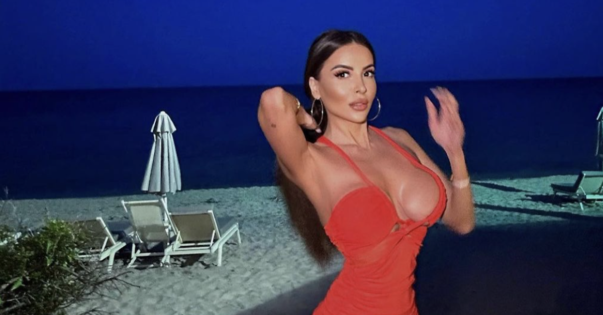 Marialuisa Jacobelli più sexy che mai in bikini: il décolleté è davvero mozzafiato
