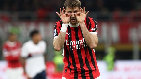 MILAN, ITALY - MAY 09: Santiago Gimenez of AC Milan celebrates scoring his team's first goal during the Serie A match between AC Milan and Bologna at Stadio Giuseppe Meazza on May 09, 2025 in Milan, Italy. (Photo by Marco Luzzani/Getty Images)